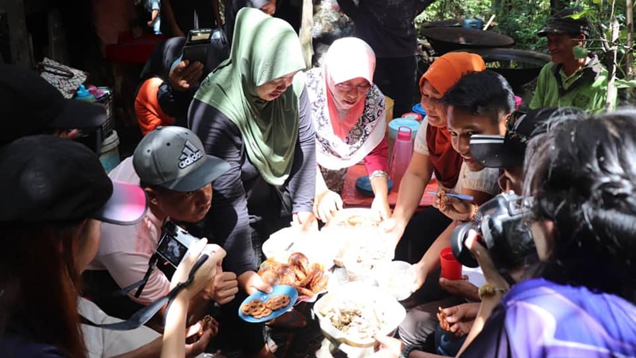 Pelajar UNIMAS bantu mempromosikan gula apong dan produk keluaran masyarakat Kabong Image